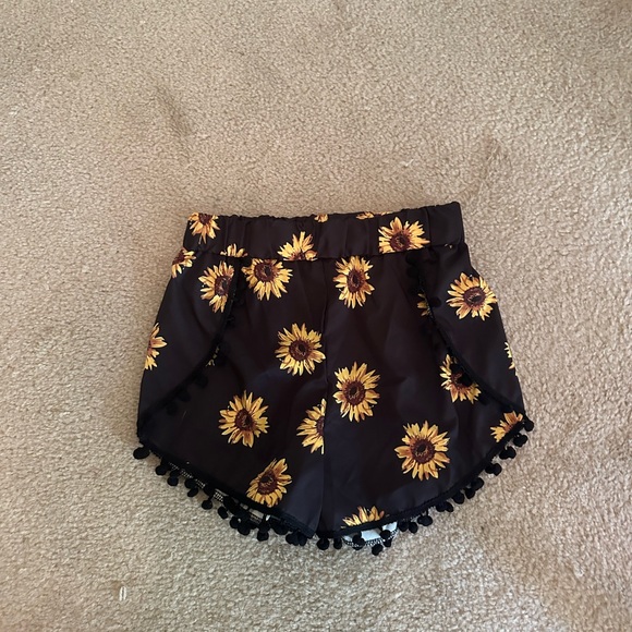 SHEIN Pants - Sunflower shorts
